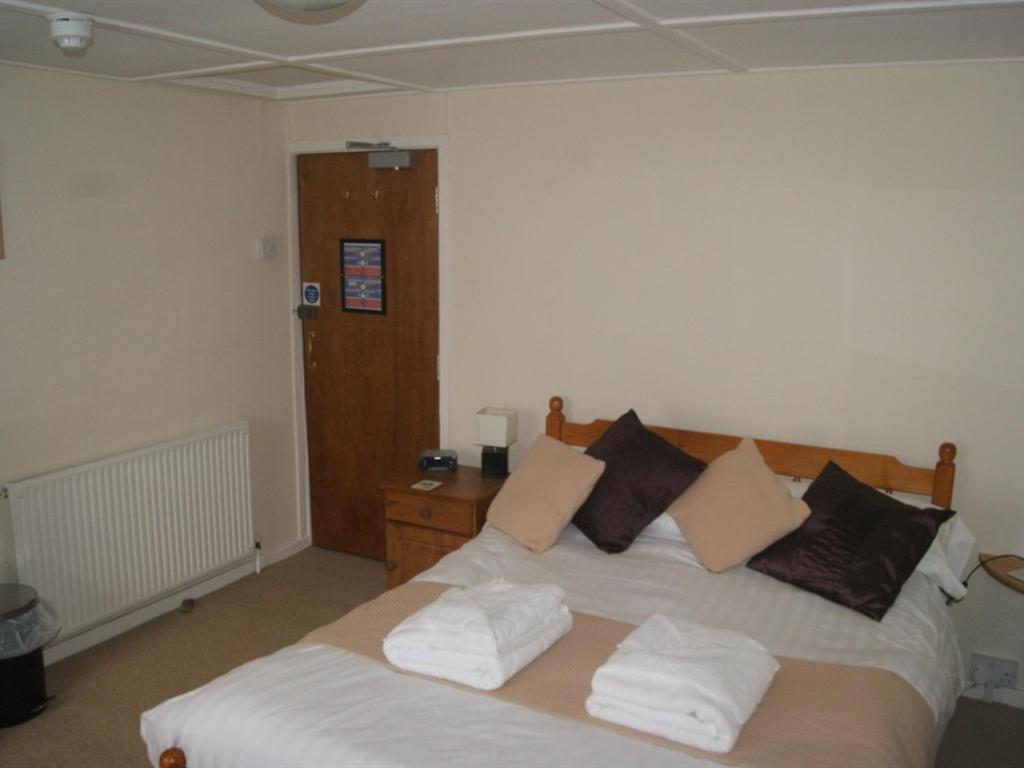 King'S Arms Hotel Лосуитиел Екстериор снимка