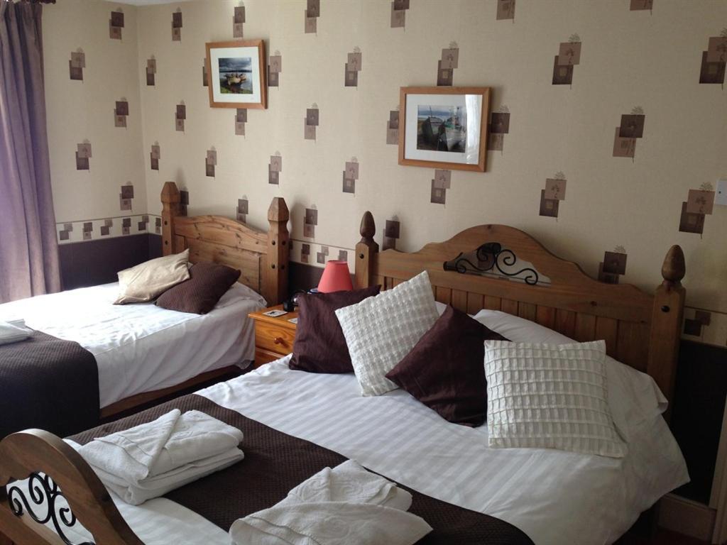 King'S Arms Hotel Лосуитиел Екстериор снимка