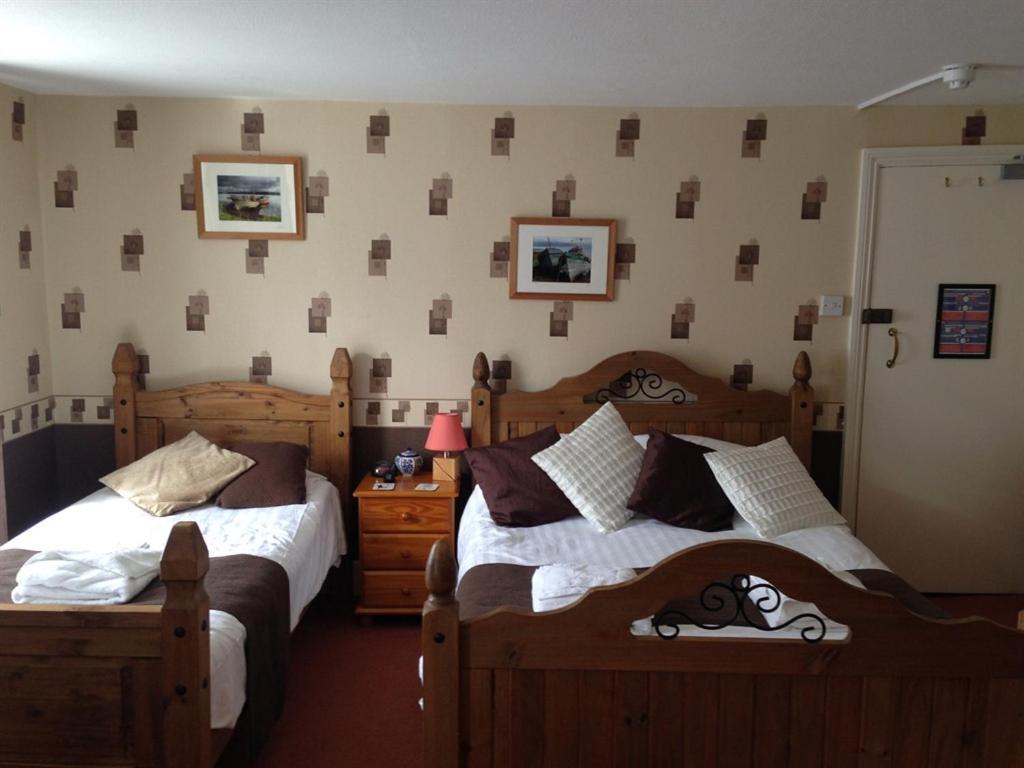 King'S Arms Hotel Лосуитиел Екстериор снимка