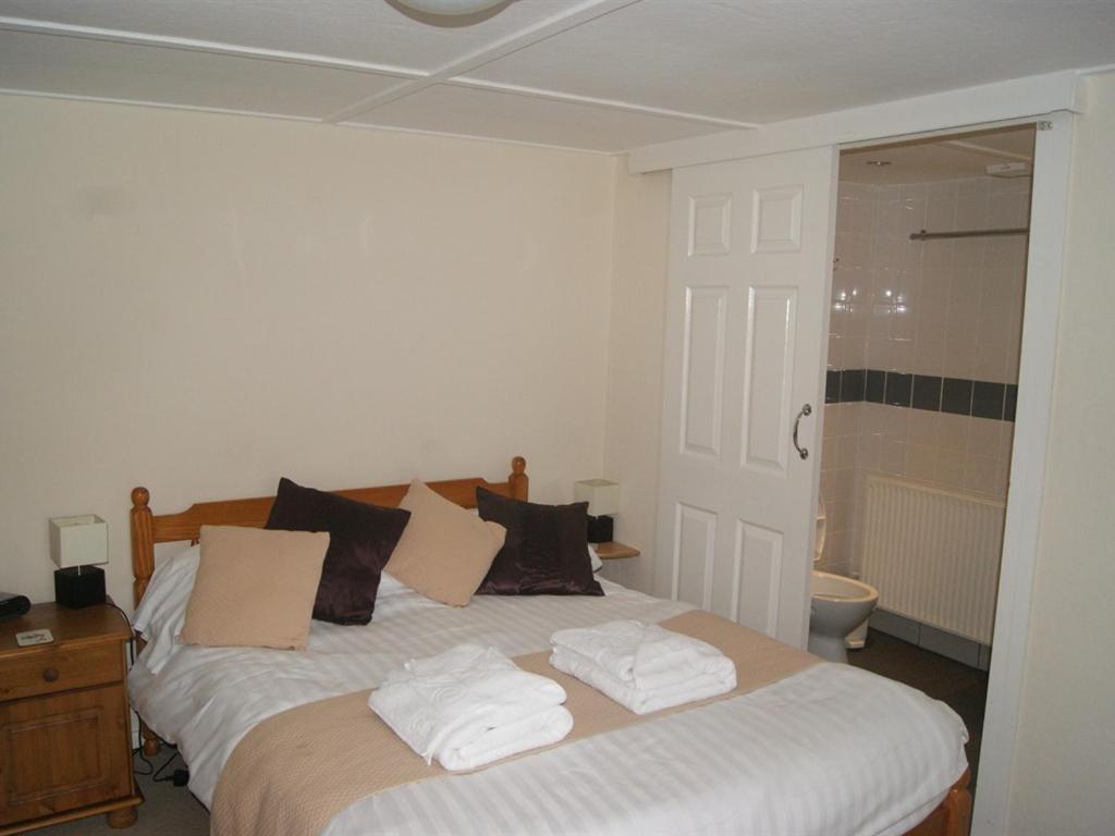 King'S Arms Hotel Лосуитиел Екстериор снимка