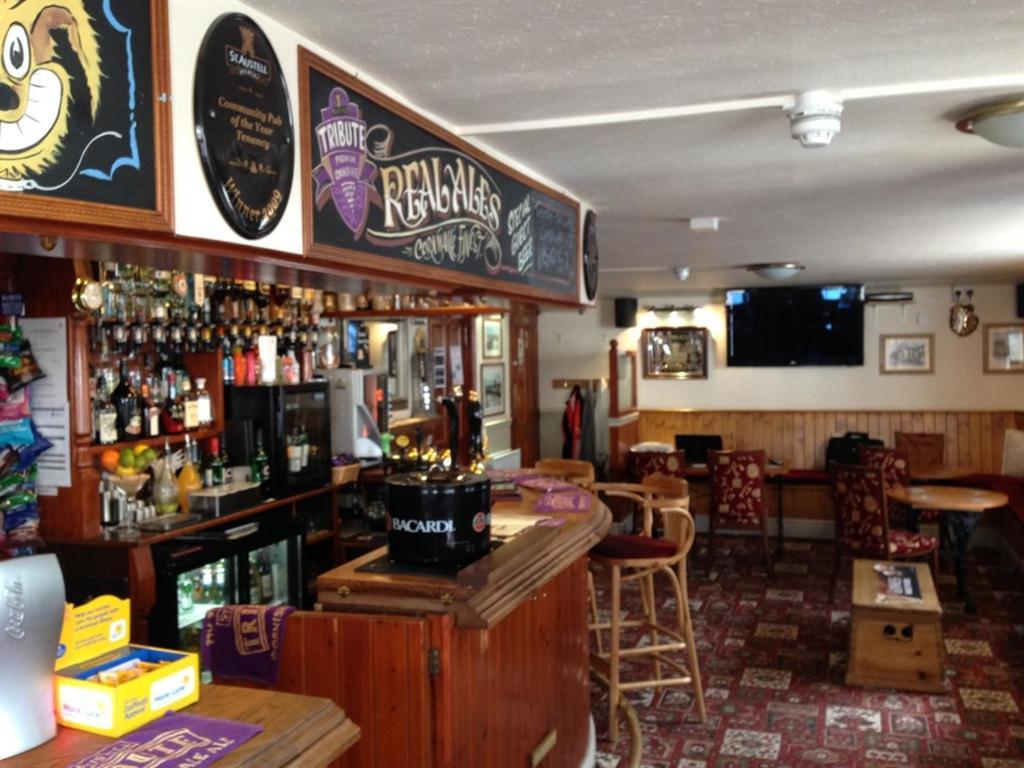 King'S Arms Hotel Лосуитиел Екстериор снимка