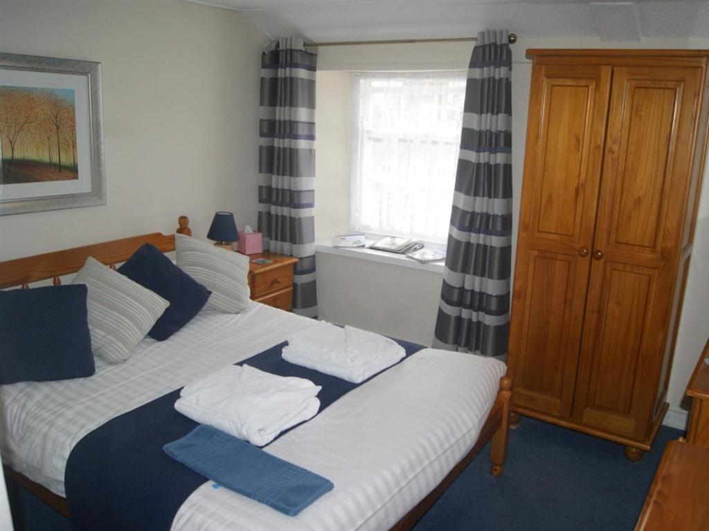 King'S Arms Hotel Лосуитиел Екстериор снимка