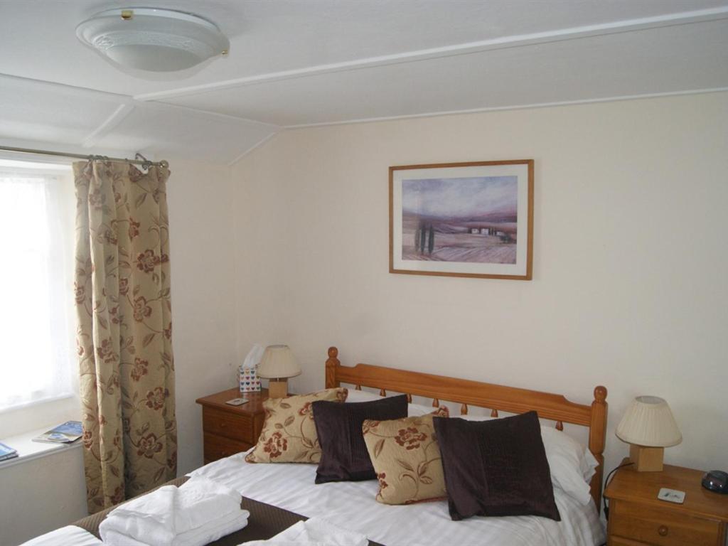 King'S Arms Hotel Лосуитиел Екстериор снимка