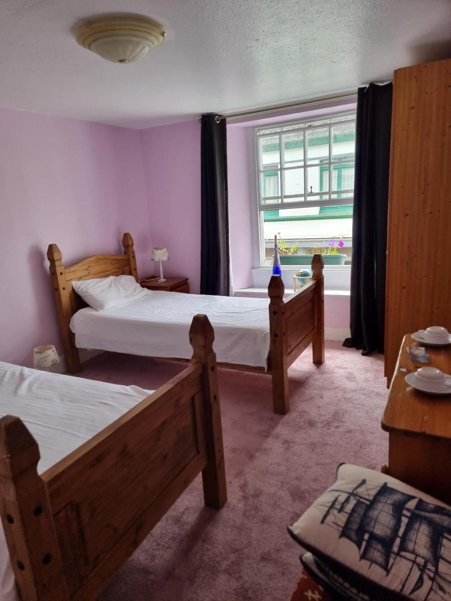 King'S Arms Hotel Лосуитиел Стая снимка