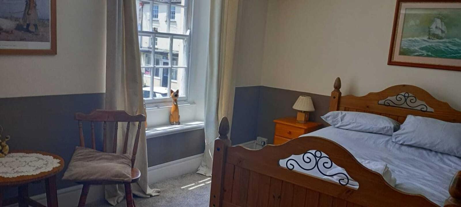 King'S Arms Hotel Лосуитиел Екстериор снимка