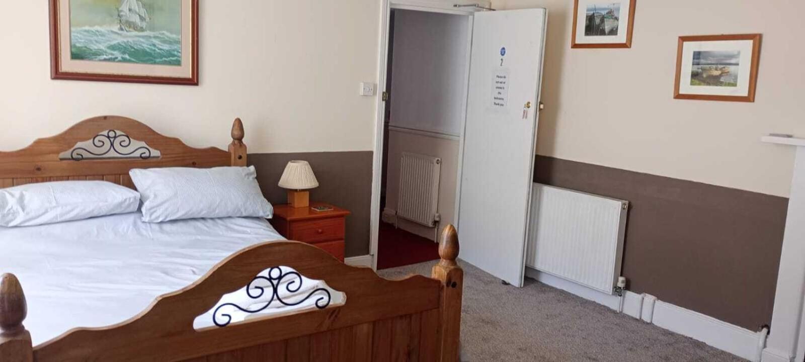King'S Arms Hotel Лосуитиел Екстериор снимка