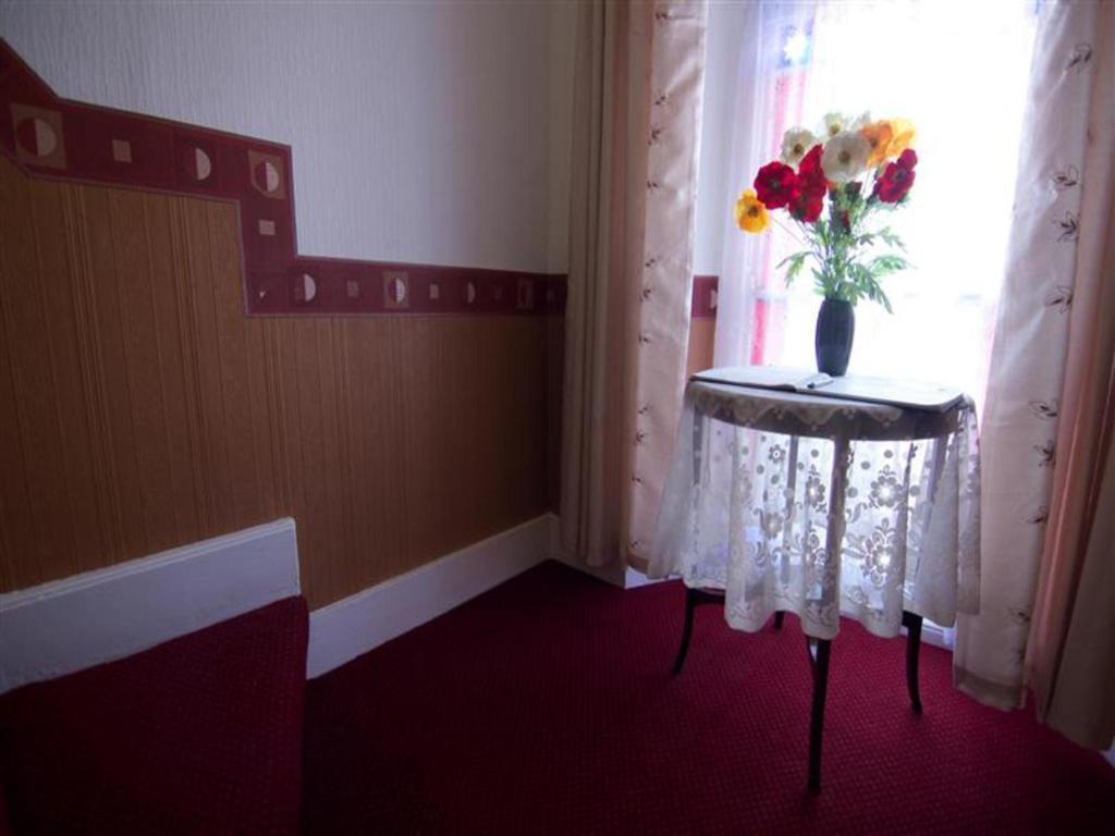 King'S Arms Hotel Лосуитиел Екстериор снимка