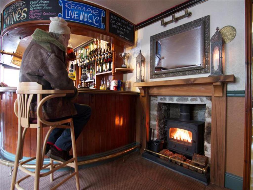 King'S Arms Hotel Лосуитиел Екстериор снимка