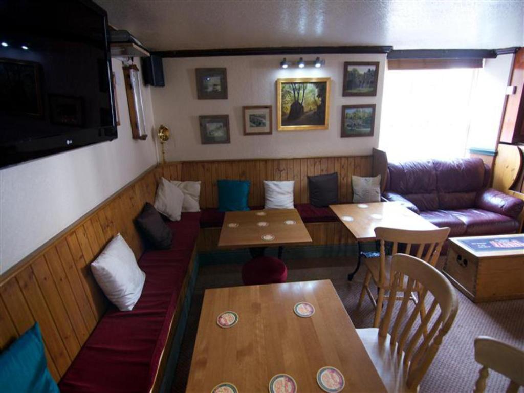 King'S Arms Hotel Лосуитиел Екстериор снимка