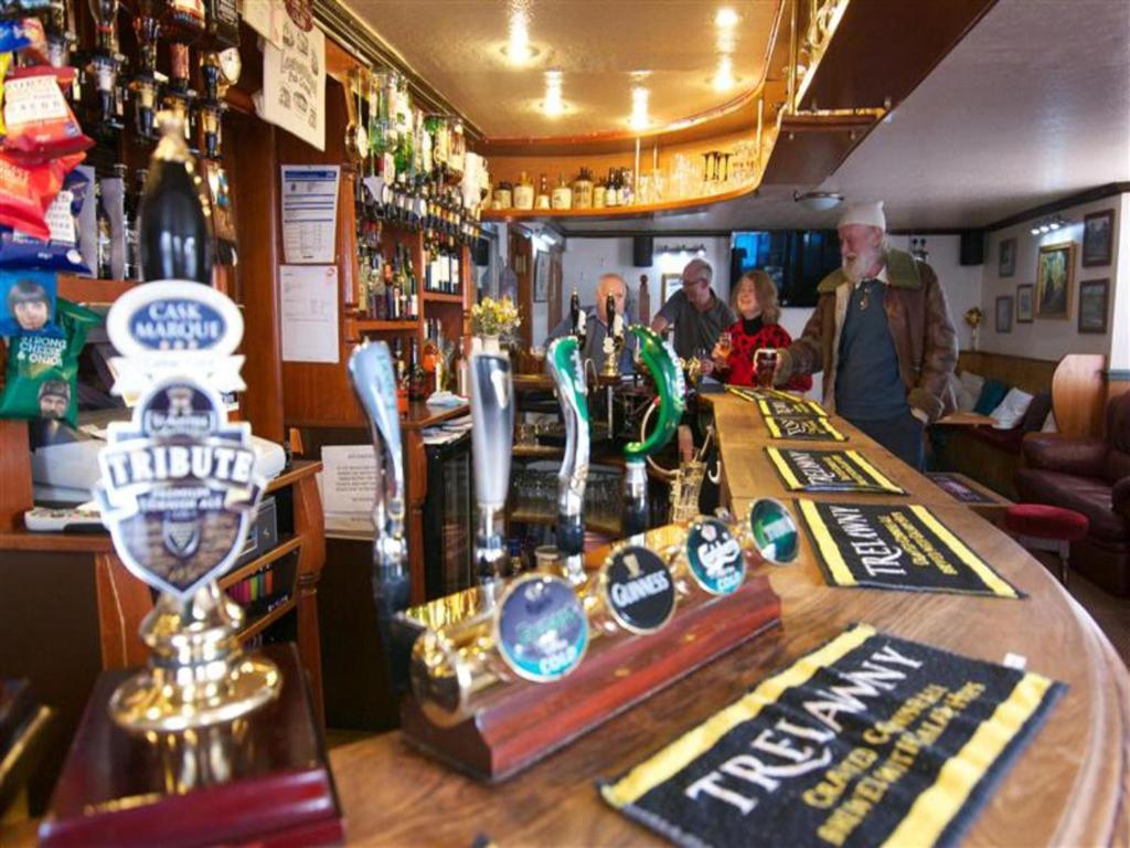 King'S Arms Hotel Лосуитиел Екстериор снимка