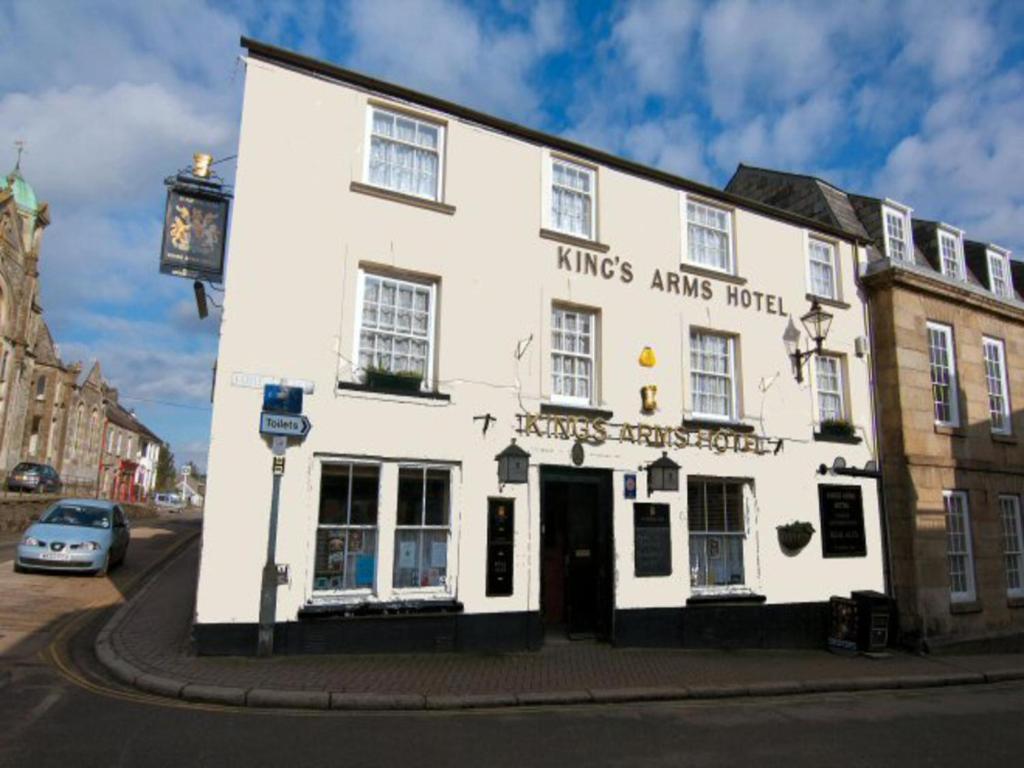 King'S Arms Hotel Лосуитиел Екстериор снимка