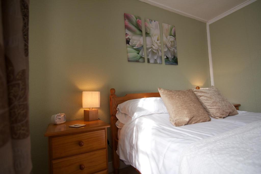 King'S Arms Hotel Лосуитиел Екстериор снимка