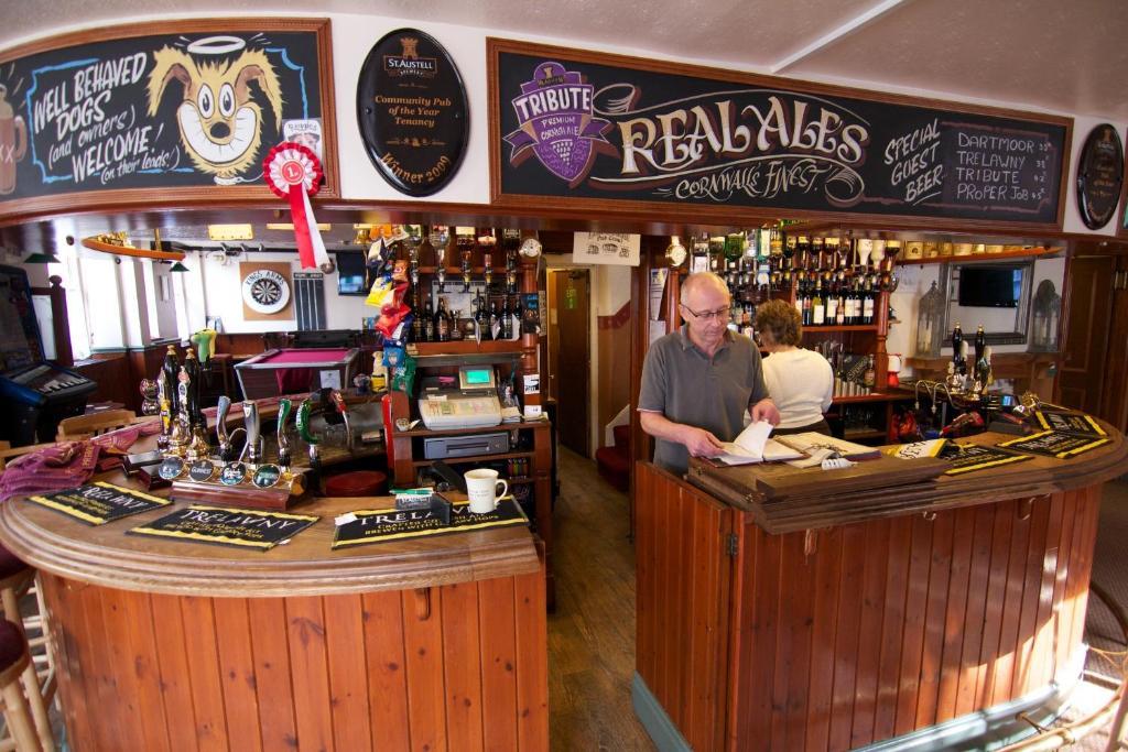 King'S Arms Hotel Лосуитиел Екстериор снимка