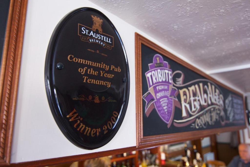 King'S Arms Hotel Лосуитиел Екстериор снимка