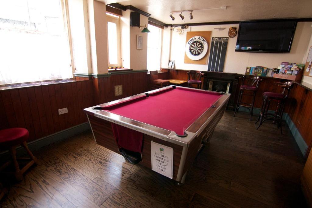 King'S Arms Hotel Лосуитиел Екстериор снимка