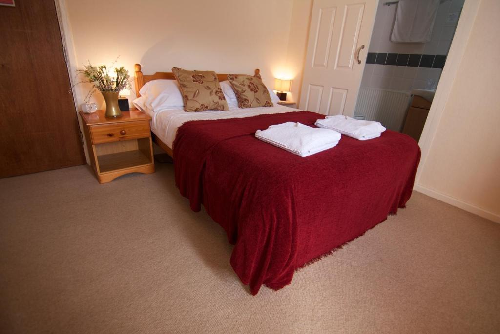 King'S Arms Hotel Лосуитиел Екстериор снимка