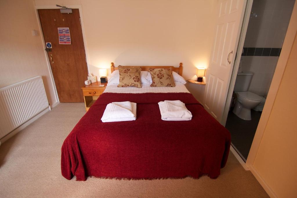 King'S Arms Hotel Лосуитиел Екстериор снимка
